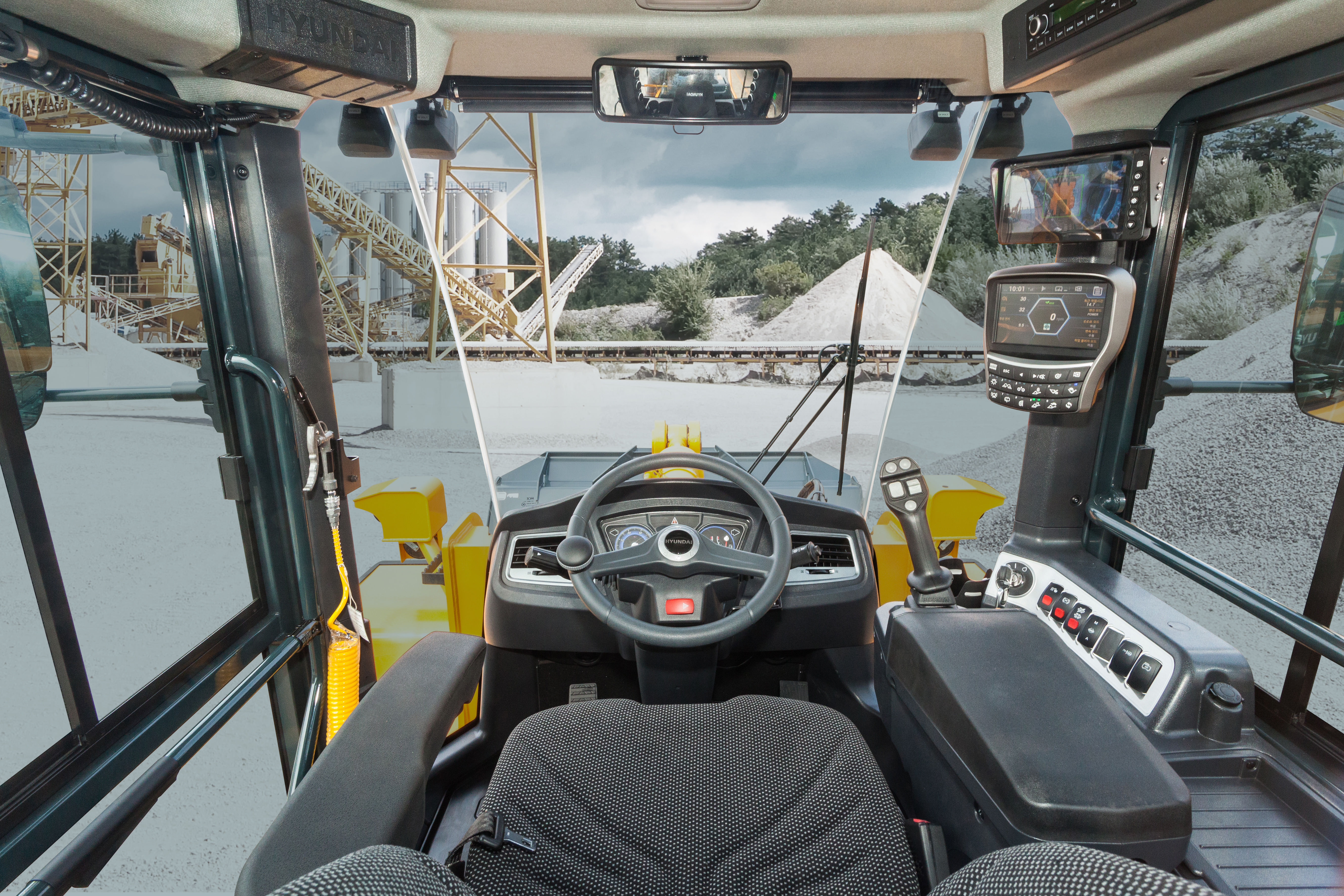 De betrouwbare Cummins L9 Stage V-motor van de HL970 levert een enorme hoeveelheid vermogen om het zware werk onder extreme omstandigheden te kunnen uitvoeren. De motor is verder voorzien van een ruim aantal technologieën die het brandstofverbruik verminderen, waarbij schadelijke emissies tot een minimum beperkt blijven. Met de nauwkeurige bedieningssystemen haalt u het maximale uit deze indrukwekkende machine, waaronder geoptimaliseerde vermogensafstemming voor een ultieme balans tussen koppel en toerental. Wanneer in de Power Smart- modus wordt gewerkt, levert de motor een brandstofbesparing tot 5% met behoud van soepele prestaties tijdens werkzaamheden met hoge belastingen, zoals graven. De in eigen beheer ontwikkelde weegsysteemtechnologie van Hyundai is standaard geïntegreerd. Met behulp van de extra bedienings-, bewakings- en onderhoudsfuncties kunt u de prestaties en productiviteit elke dag optimaliseren, op elke werklocatie